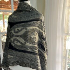 Elegant Black and Gray Patterned Scarf.
